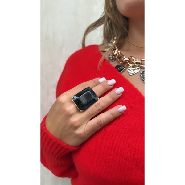 Anillo ajustable dorado piedra rectangular color negro