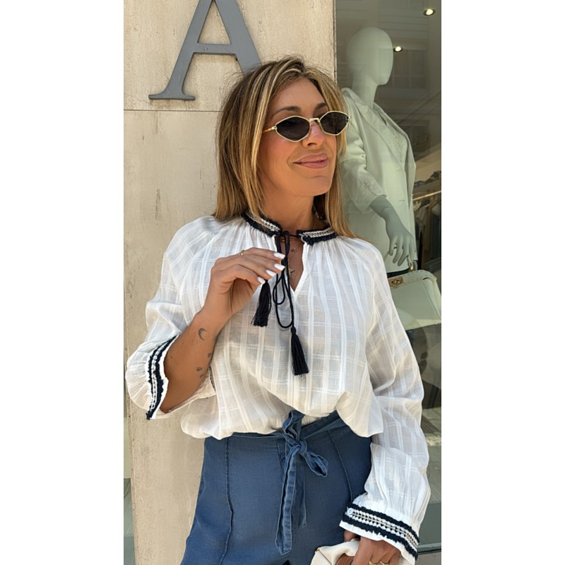 blusa-blanca-boho-con-cuello-pico-con-cordon-y-punos-rebite-marino-