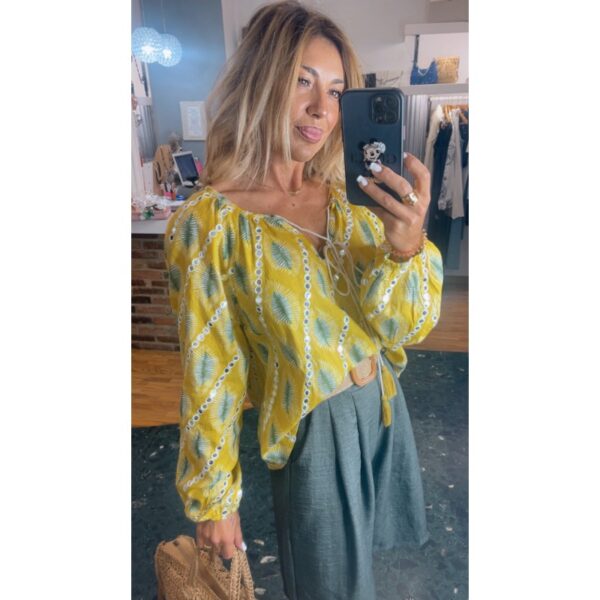Blusa bobo amarilla con hojas verdes y espejitos