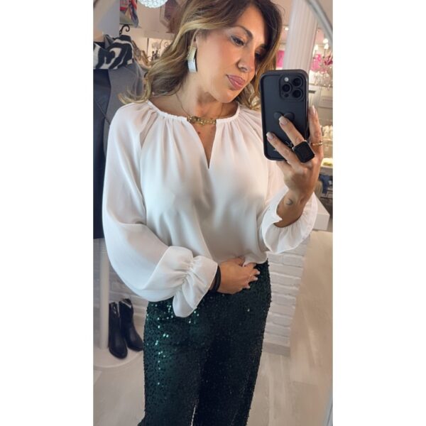 Blusa gasa blanca con detalle frontal dorado en cuello manga abullonada