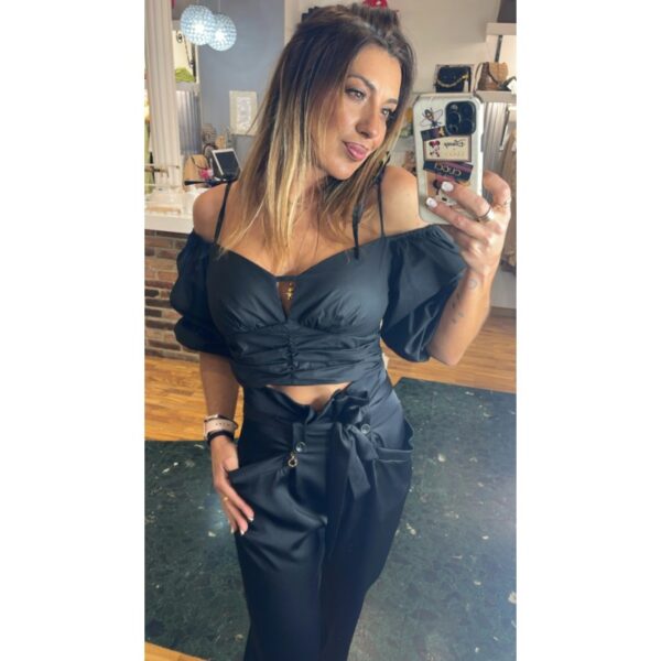 Blusa relish negro manga 3/4 abullonada con tirantes y escote corazón