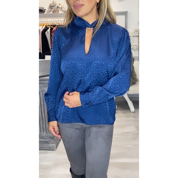 Blusa tiffosi con cuello mao abertura delantera en pico color azul mod. stephanie
