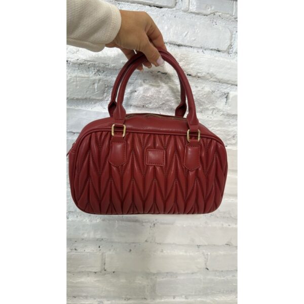 Bolso Acolchado Rojo Inspiración Alta Firma – Asa Doble y Detalles Dorados