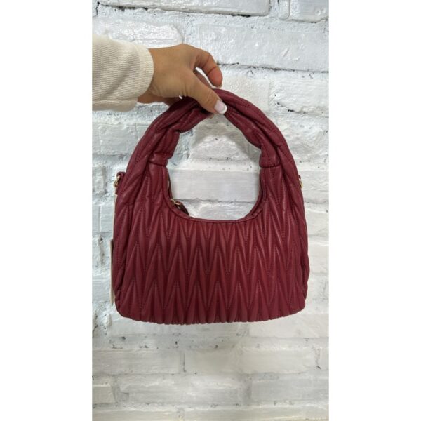 Bolso Hobo Acolchado Burdeos – Inspiración Alta Firma, Asa Acolchada y Detalles Dorados