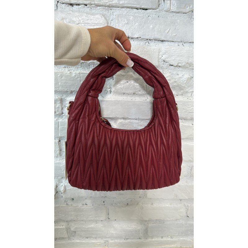 bolso-hobo-acolchado-burdeos-inspiracion-alta-firma-asa-acolchada-y-detalles-dorados