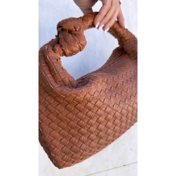 Bolso knot camel, hobo en piel sintética y acabado trenzado con doble asa.