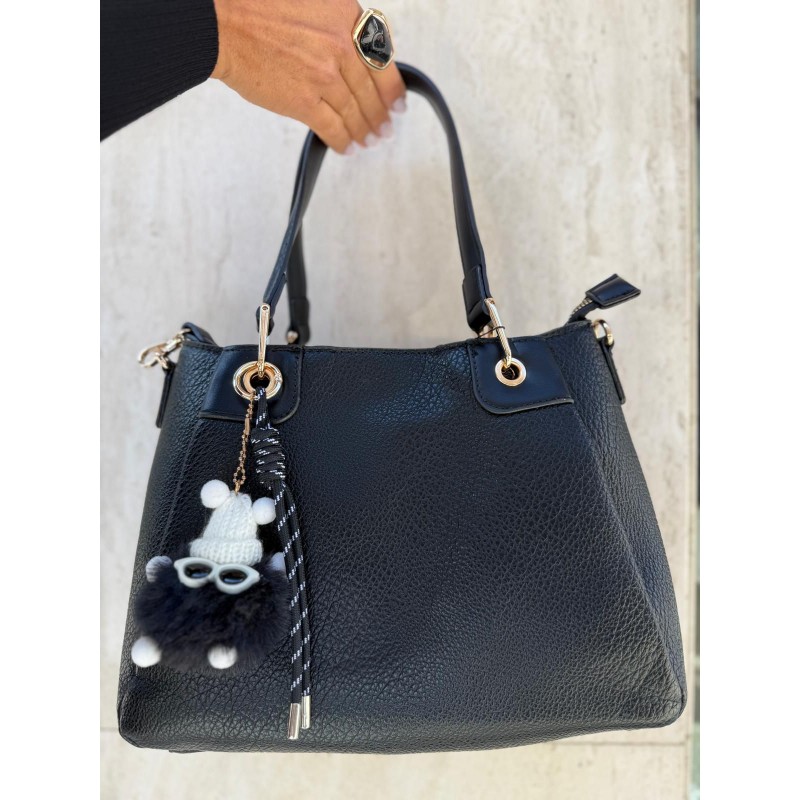 bolso-negro-clasico-con-doble-asa-detalles-en-dorado-y-charm-