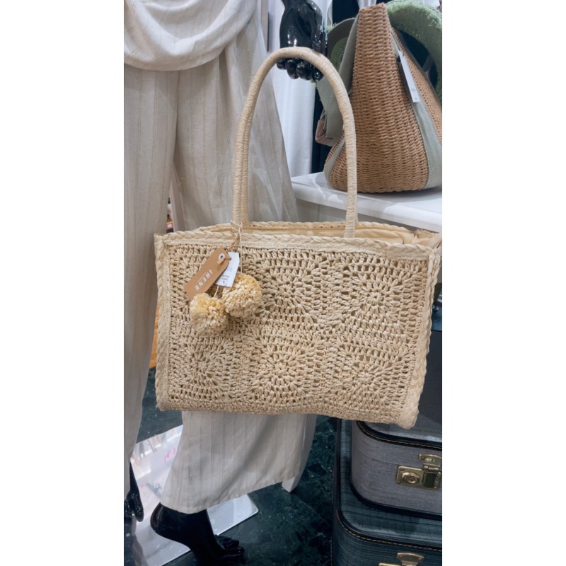 bolso-shooping-asa-hombro-larga-color-natural-colgantes-de-pompones-