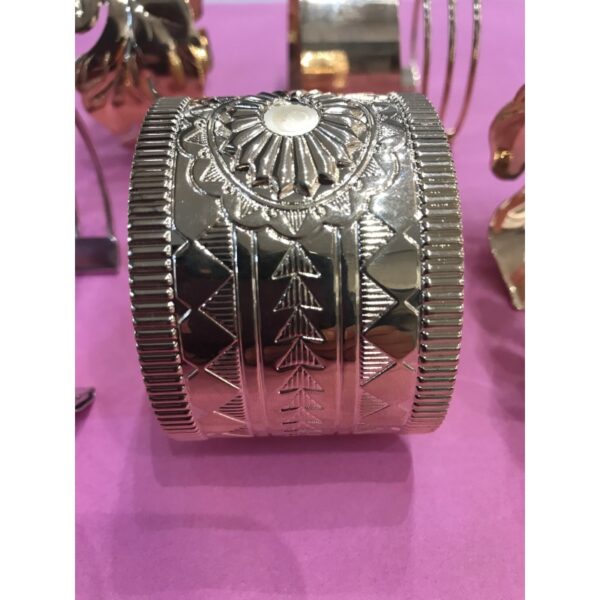 Brazalete dorado labrado étnico