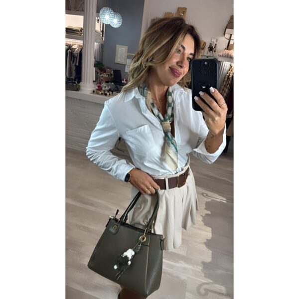 Camisa blanca oxford con bolsillo en lateral