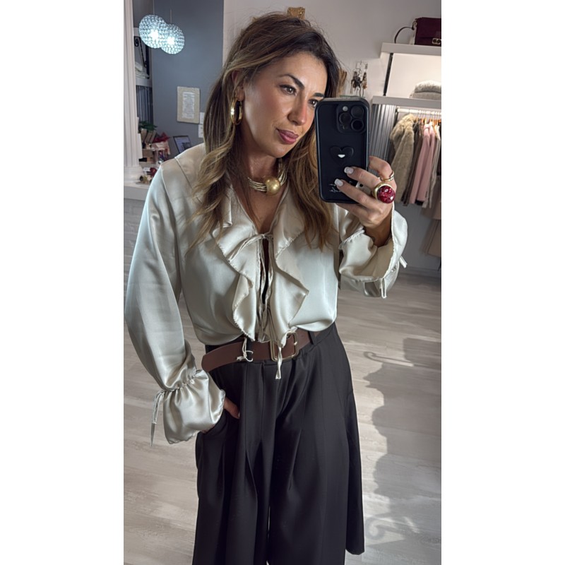 camisa-satinada-con-chorrera-frontal-y-lazo-en-punos-color-champan-