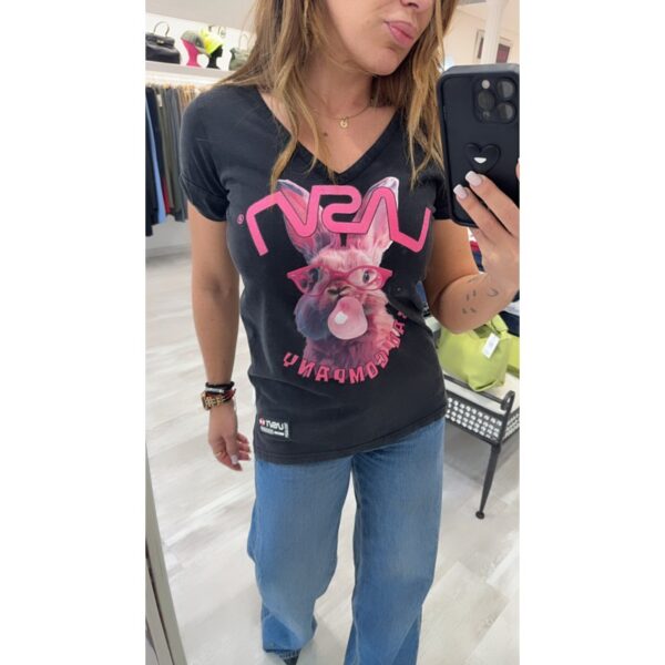 Camiseta La Sal negro desgastado escote pico mod. Rabbit