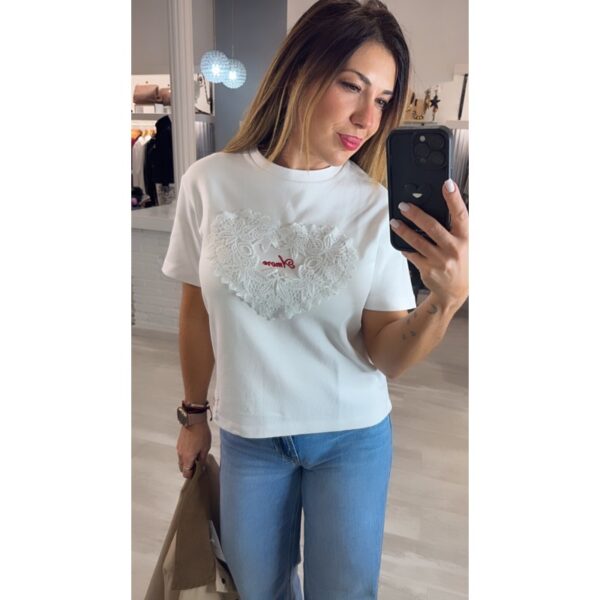 Camiseta tiffosi blanca con diseño en forma de corazón y letras rojas mod.aura