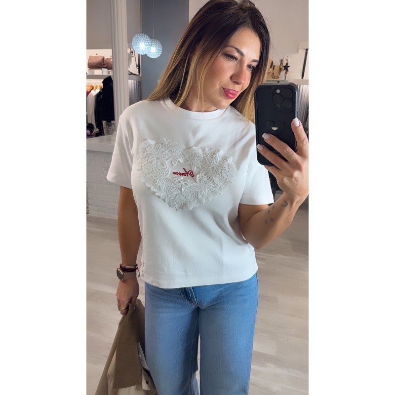 camiseta-tiffosi-blanca-con-diseno-en-forma-de-corazon-y-letras-rojas-modaura