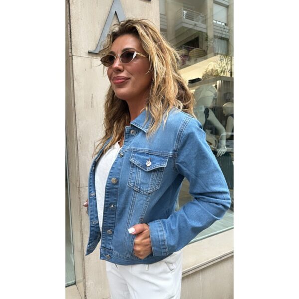 Cazadora vaquera con bolsillos frontales