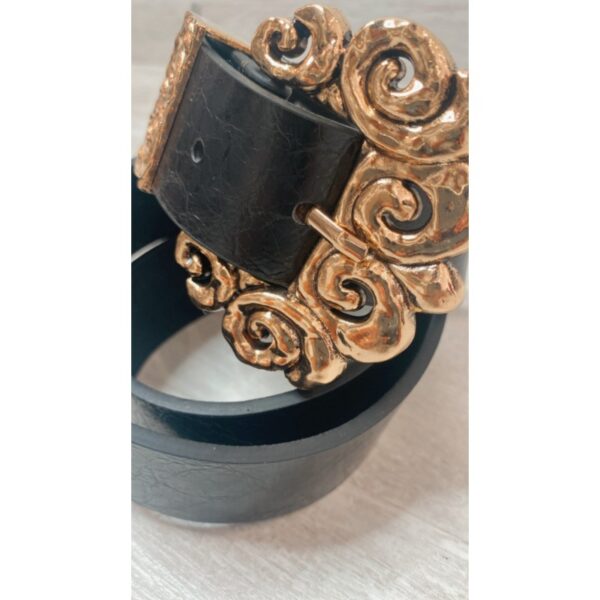 Cinturón negro con hebilla dorada