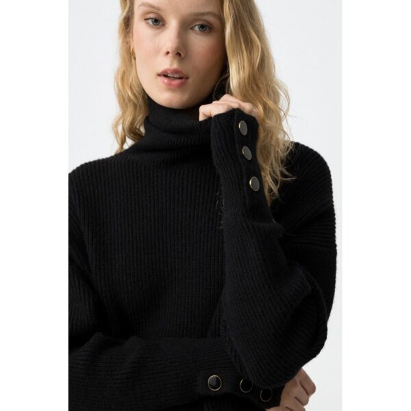 Jersey tiffosi color negro de punto texturizado, cuello alto con botones decorativos en puños mod.lemuria