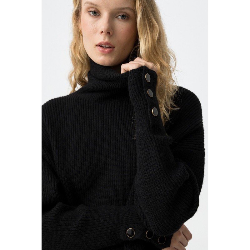jersey-tiffosi-color-negro-de-punto-texturizado-cuello-alto-con-botones-decorativos-en-punos-modlemuria