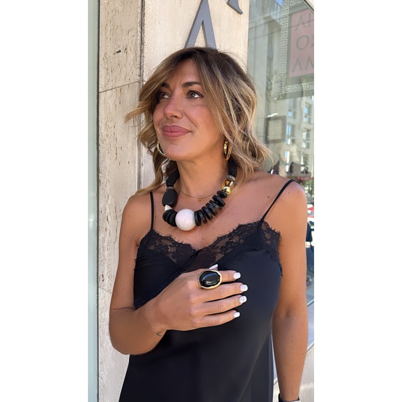 maxi-collar-trenzado-corto-negro-con-maxi-perla-blanca-