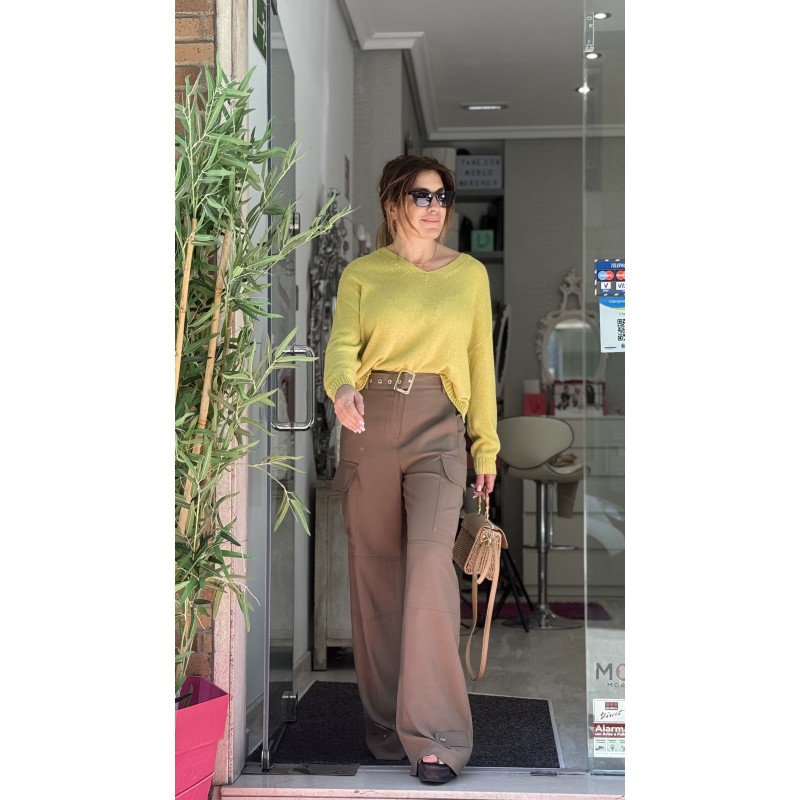 pantalon-relish-caqui-cintura-alta-con-cinturon-bolsos-cargo-y-trabillas-en-bajos-mod-trousy