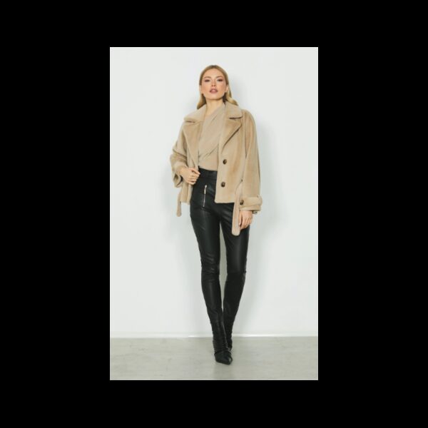 Pantalón Relish piel sintética color negro con cinturón logo y bolsos cremalleras mod. fabia