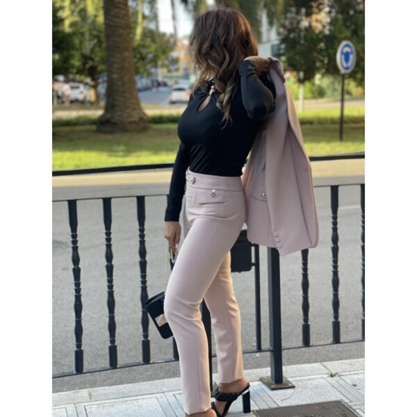 Pantalón relish tiro alto rosa empolvado con trabillas botones y solapas mod. CALA