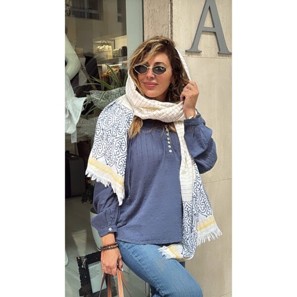 Pañuelo grande bordado amarillo y azul  Yerse