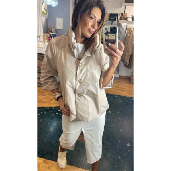 Parka corta cuello repujado color beige