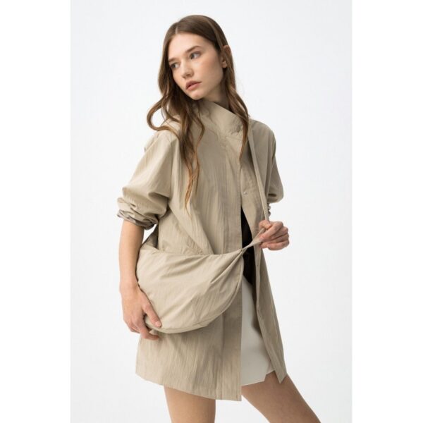 Parka tiffosi color arena oversize cierre frontal oculto bolso a juego mod. frances