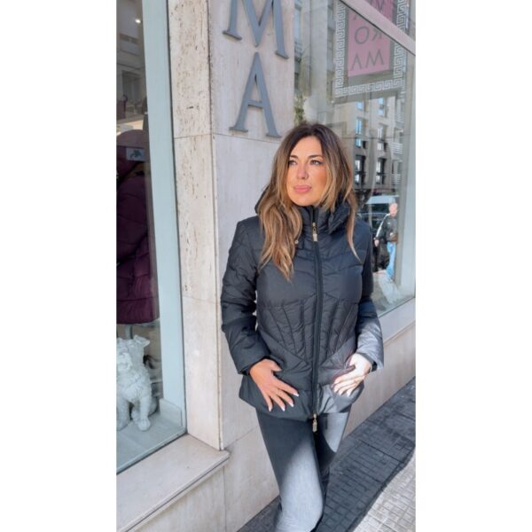 Plumífero relish negro de manga larga, con puños acanalados y capucha desmontable efecto brillante mod.baint