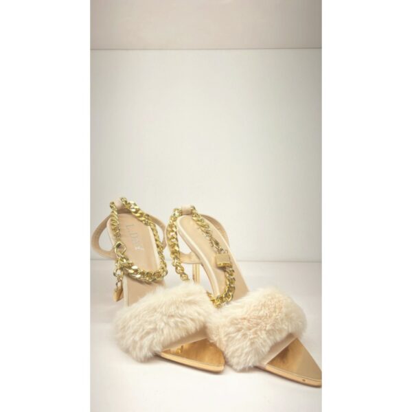 Sandalia peluche color beige cadena oro con candado