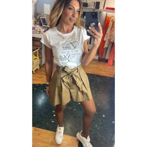 Short relish tiro alto con cinturón algodón color caqui con plisados mod. araujo