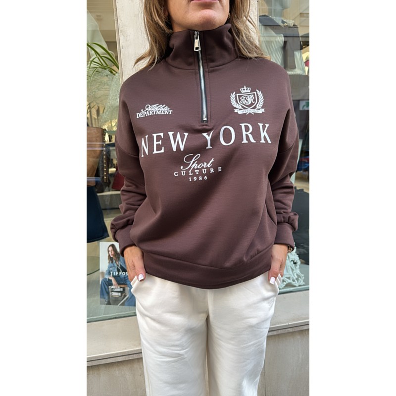sudadera-marron-chocolate-cuello-alto-cremallera-new-york-frontal-