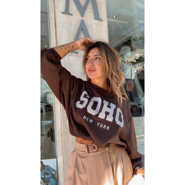 Sudadera marrón corta con goma fruncida letras frontales soho