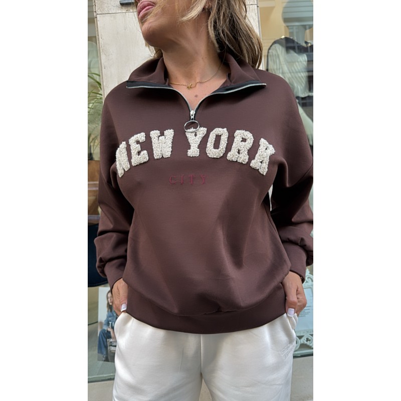 sudadera-marron-cuello-alto-con-cremallera-new-york-rizo-beige-