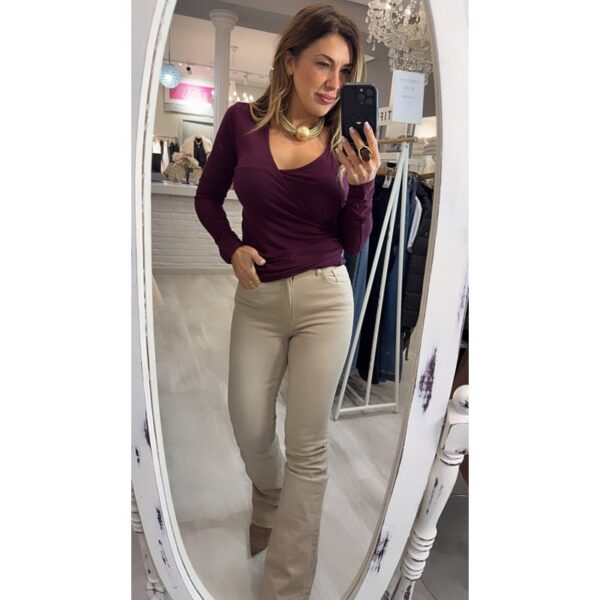 Vaquero tiffosi corte flare en tono beige, con bolsillos y cierre de botón mod.zoe_66