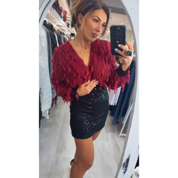 Vestido corto falda lentejuelas negro con cuerpo en blusa granate con flecos escote cruzado