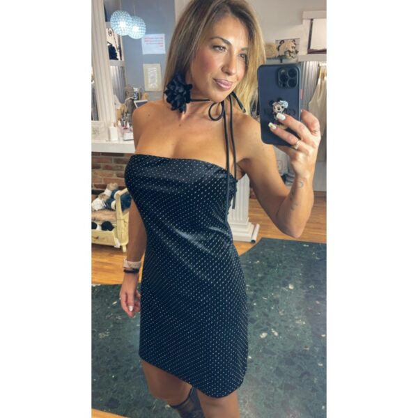 Vestido palabra de honor terciopelo con mini tachuelas