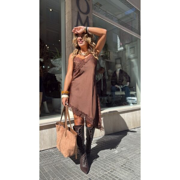vestido satinado lencero marrón asimétrico