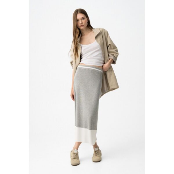 Falda de punto tiffosi midi gris con banda blanca en bajo mod. claudie