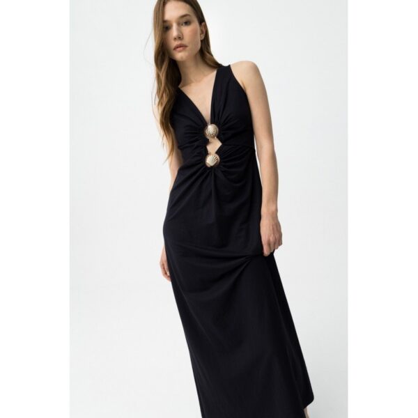 Vestido largo tiffosi azul oscuro sin mangas, escote profundo y dos argollas metálicas decorativas delante mod. daphne