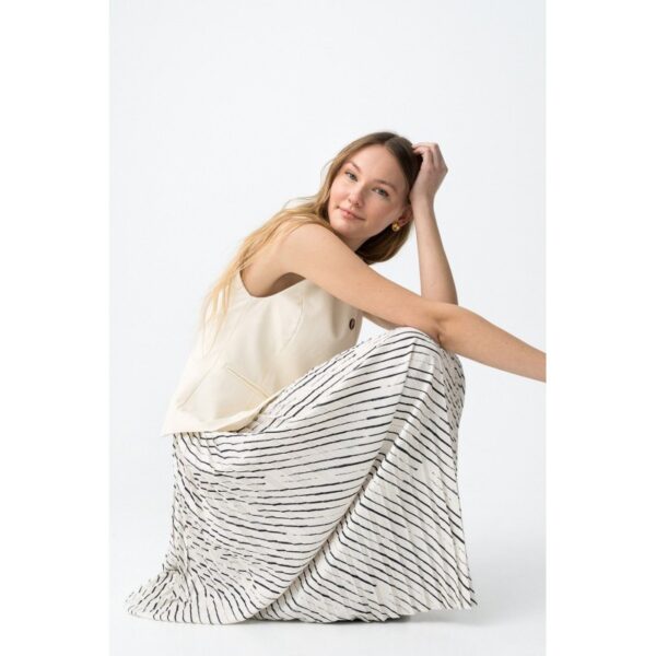 Vestido tiffosi beige en dos piezas chaleco con botones y falda midi plisada con rayas negro mod. finca