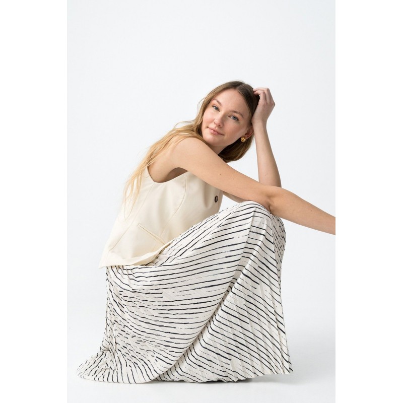 vestido-tiffosi-beige-en-dos-piezas-chaleco-con-botones-y-falda-midi-plisada-con-rayas-negro-mod-finca